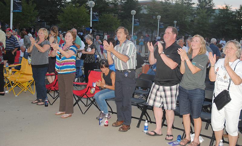 crowd461.jpg